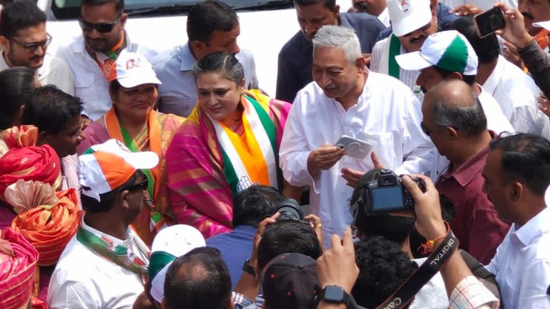 Shahu Maharaj : मधुरिमाराजे निवडणुकीच्या रिंगणात का उतरल्या? शाहू महाराजांनी सांगितलं नेमकं कारण! Maharashtra Vidhan Sabha Election 2024 Why did Madhurima Raje enter the election fray mp Shahu Maharaj told the real reason Shahu Maharaj : मधुरिमाराजे निवडणुकीच्या रिंगणात का उतरल्या? शाहू महाराजांनी सांगितलं नेमकं कारण!