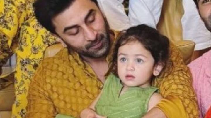 এর আগে, নীতু এবং আলিয়া জানিয়েছিলেন, রণবীর এবং রাহা পরস্পরকে চোখে হারান। মেয়েকে দেখলে চোখমুখ উজ্জ্বল হয়ে ওঠে রণবীরের। আবার রাহাও বাবা অন্ত প্রাণ।