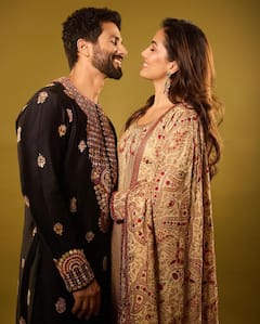 Shahid Mira Romantic Photos: दिवाली पर वाइफ मीरा संग रोमांटिक हुए शाहिद कपूर, फैंस के साथ शेयर की कोजी तस्वीरें