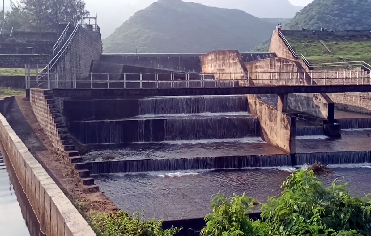 தொடர் விடுமுறையால் சுருளி  , கும்பக்கரை அருவிகளில் குளித்து மகிழும் சுற்றுலா பயணிகள்