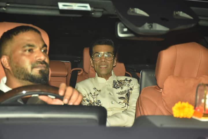 सिद्धार्थ आनंद की दिवाली पार्टी पर करण जौहर क्रीम कलर की शेरवानी में पहुंचे. हमेशा की तरह उनका कोई कैंपेनियन नहीं था.