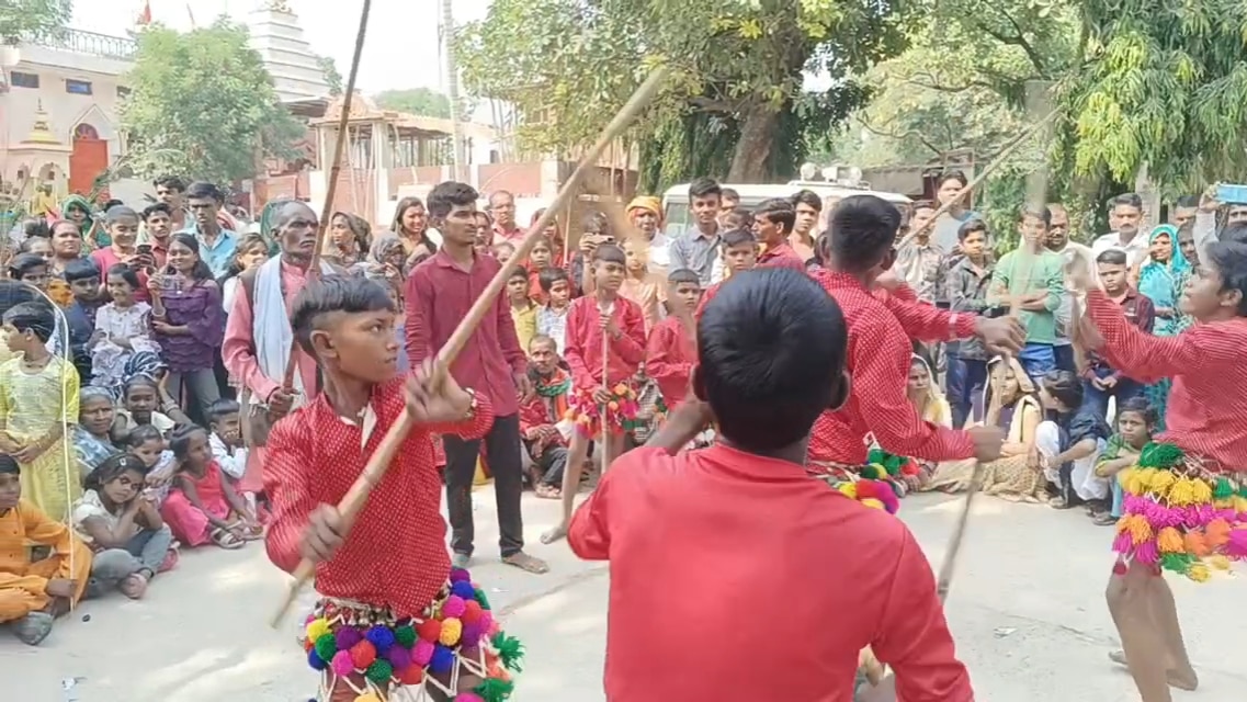 दिवाली: बुंदेलखंड में आज भी निभाई जा रही द्वापर युग की परंपरा, हाथ में लठ थाम एक-दूसरे पर प्रहार करते हैं लोग