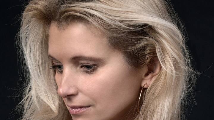 স্কিন টোনার ত্বকের পিএইচ ধরে রাখতে সাহায্য করে। আর্দ্রতার মাত্রাও ঠিক রাখে।