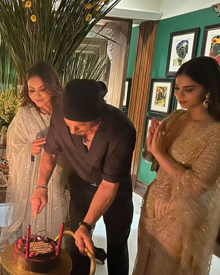 गौरी खान ने अपने पति और बॉलीवुड सुपरस्टार को बेहद खास अंदाज में 59वें बर्थडे की बधाई दी है. इसके लिए गौरी ने एक थ्रोबैक और एक लेटेस्ट तस्वीर शेयर की हैं. इसमें से पहली में शाहरुख उनके और अपनी लाडली बेटी सुहाना के साथ केक काट रहे हैं.