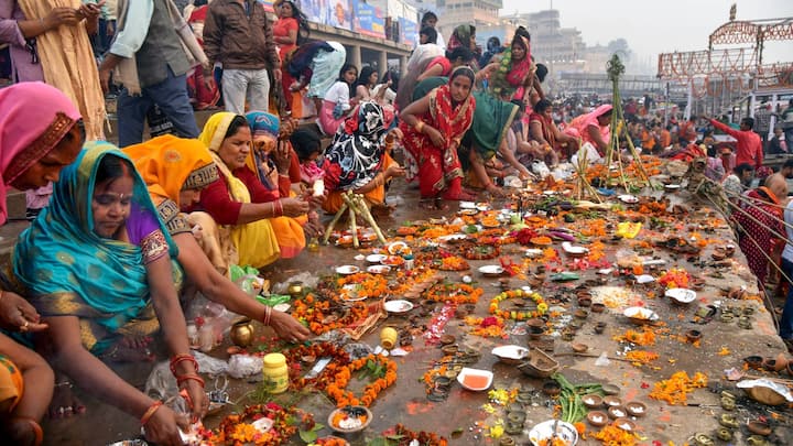 কার্তিক পূর্ণিমার দিন রাস পূর্ণিমা হিসেবেও পালিত হয়। ধর্মীয় বিশ্বাস এই দিন বিষ্ণুও ও রাধা রাসলীলা করছিলেন এই পূর্ণিমার আলোয়।(ছবি সৌজন্য- পিটিআই)