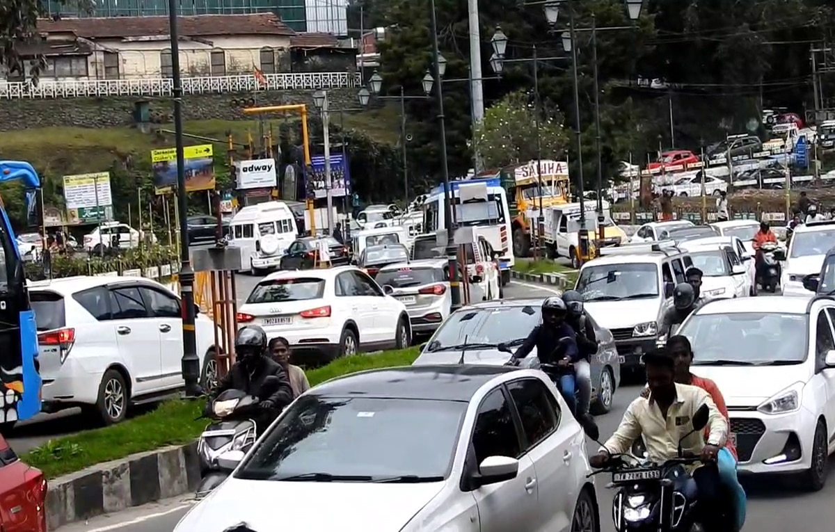 Kodaikanal: தொடர் விடுமுறையை கொண்டாட கொடைக்கானலுக்கு படையெடுத்த சுற்றுலா பயணிகள்