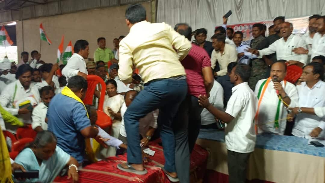 Caste Census Meeting: బీసీ కుల గణన మీటింగ్ లో కొట్టుకున్న కాంగ్రెస్ నాయకులు- ఆసిఫాబాద్ జిల్లాలో ఘటన Fight between Congress leaders during BC Caste Census meeting in Asifabad District centre Caste Census Meeting: బీసీ కుల గణన మీటింగ్ లో కొట్టుకున్న కాంగ్రెస్ నాయకులు- ఆసిఫాబాద్ జిల్లాలో ఘటన