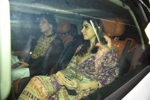 बॉलीवुड एक्टर चंकी पांडे भी इस पार्टी में अपनी पत्नी के साथ पहुंचे थे. दोनों इस दौरान ट्रेडिशनल अवतार में दिखे.