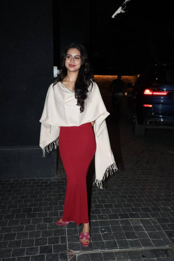 न्यासा ने इस दौरान रेड कलर की बॉडीफिट ड्रेस पहनी थी. जिसपर उन्होंने एक ऑफ व्हाइट कलर का शॉल ओढ़ा है.