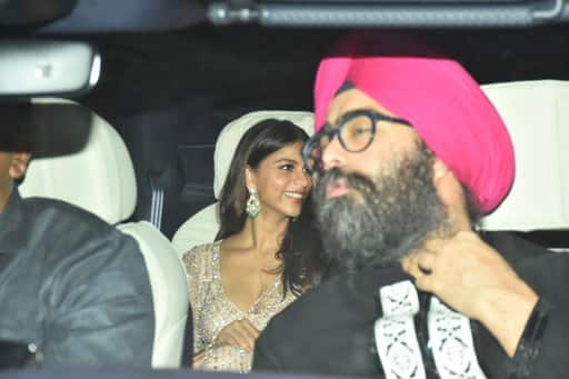 वहीं शाहरुख खान की बेटी सुहाना खान अपने पापा की बर्थडे पार्टी में गोल्डन साड़ी पहनकर पहुंची थी. जिसमें वो काफी खूबसूरत लग रही थी.