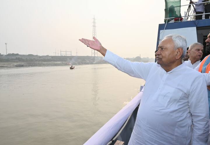 सीएम ने कहा कि गंगा नदी के जलस्तर एवं प्रवाह को देखते हुए छठ घाटों पर सुरक्षा के पुख्ता इंतजाम रखें. छठ घाटों के पास सुरक्षा के दृष्टिकोण से मजबूत बैरिकेडिंग कराएं.