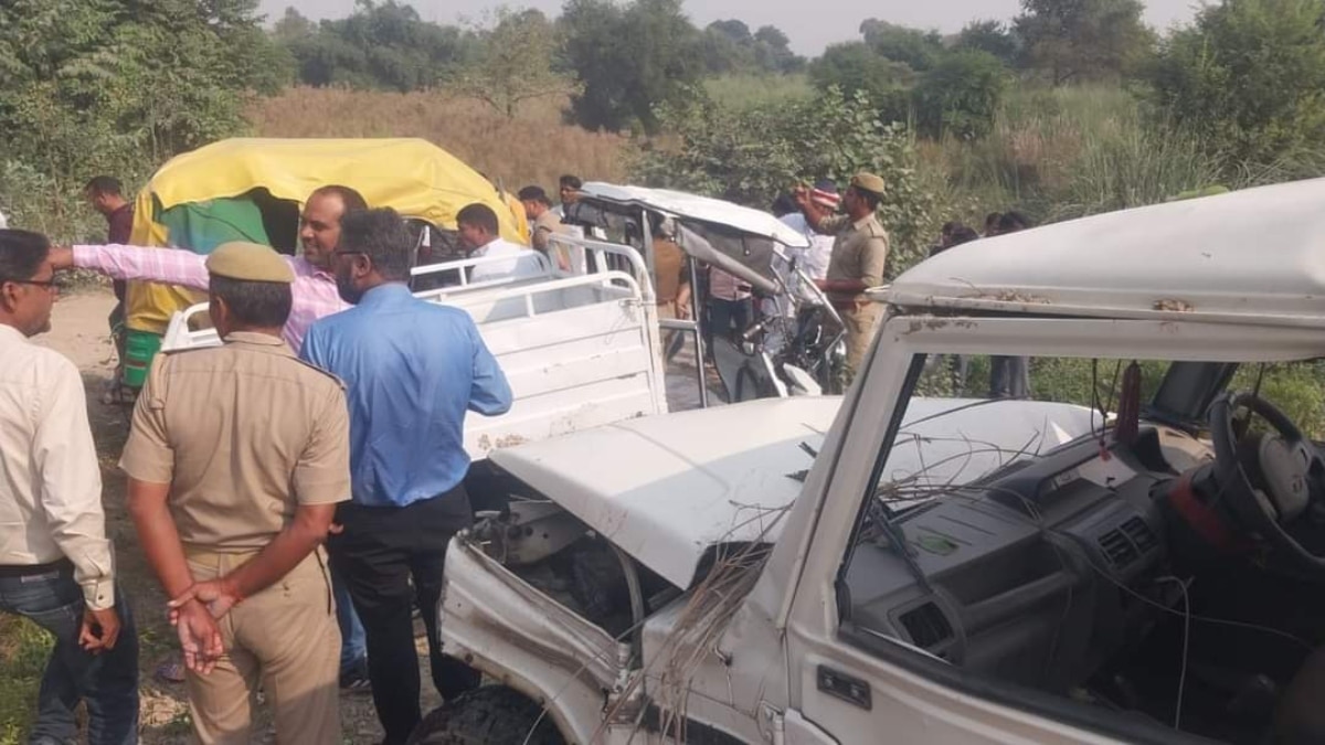 बस्ती में बस, बोलेरो और ऑटो की जोरदार टक्कर, हादसे में दो दर्जन घायल, एक यात्री की मौत