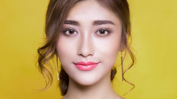 অতিরিক্ত ফুটন্ত জল আমাদের ত্বকের ক্ষতি করে। তাই হালকা গরম ও ঠান্ডা মেশানো জলেই চান করা ঠিক হবে।