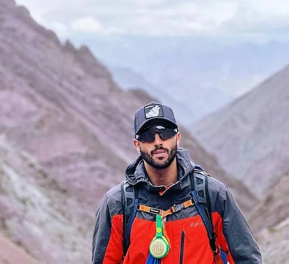 ਉਹ 2022 ਤੱਕ ਪੰਜਾਬ ਦੀ ਜ਼ਿਲ੍ਹਾ ਪ੍ਰੀਸ਼ਦ ਵਿੱਚ ਕਾਂਗਰਸ ਪਾਰਟੀ ਦੇ ਸਭ ਤੋਂ ਨੌਜਵਾਨ ਪ੍ਰਤੀਨਿਧੀ ਵੀ ਸਨ। ਉਸ ਦੇ ਇੰਸਟਾਗ੍ਰਾਮ 'ਤੇ 41.8k ਫਾਲੋਅਰਜ਼ ਹਨ। ਅਰਜੁਨ ਅਦਾਕਾਰਾ ਭੂਮੀ ਪੇਡਨੇਕਰ ਦੇ ਚੰਗੇ ਦੋਸਤ ਵੀ ਹਨ ਅਤੇ ਦੋਵੇਂ ਅਕਸਰ ਇਕੱਠੇ ਪਾਰਟੀ ਕਰਦੇ ਨਜ਼ਰ ਆਉਂਦੇ ਹਨ।