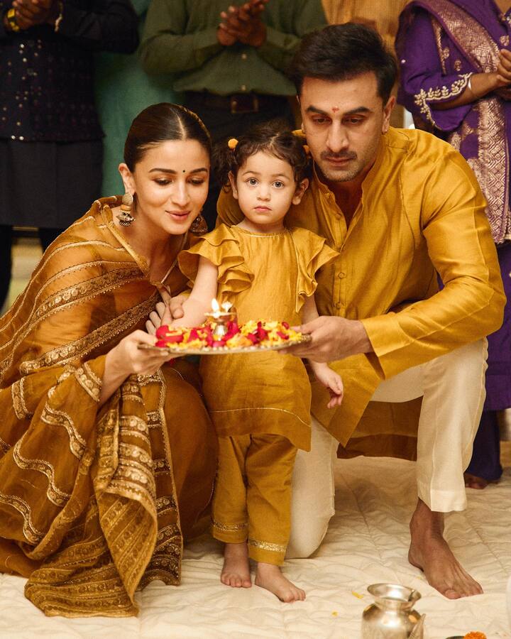Raha can be seen holding Aarti Thaali with parental guidance.