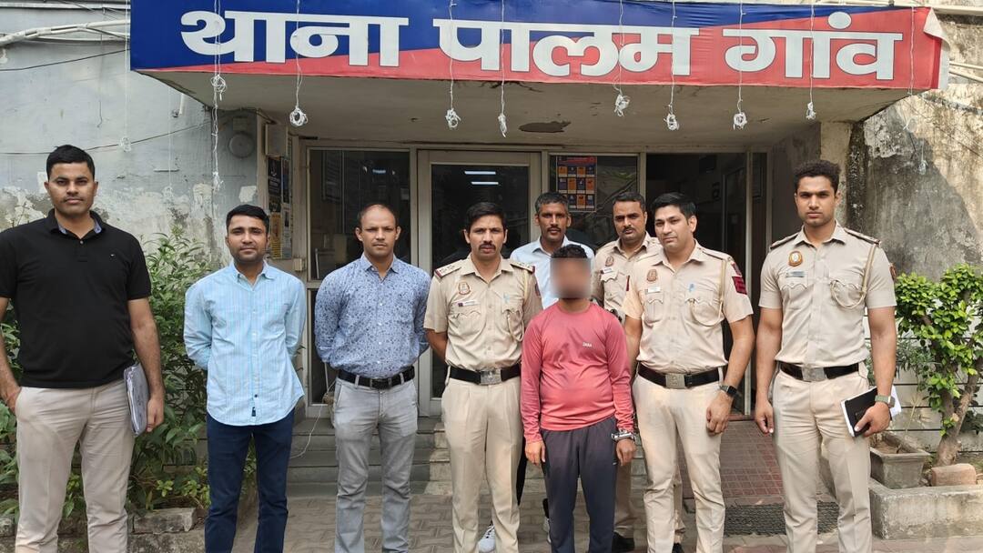 Delhi Police arrested murder accused from UP within 12 hours of crime ANN गाली देने पर चॉपर से हमला कर ली जान, शव के साथ फ्लैट में बिताई रात, यूपी से ऐसे पकड़ा गया आरोपी