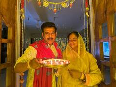 Ravi Kishan ने फैमिली संग जलाए दीये, तो Monalisa ने पति के साथ की पूजा, देखें भोजपुरी सितारों का दिवाली सेलिब्रेशन