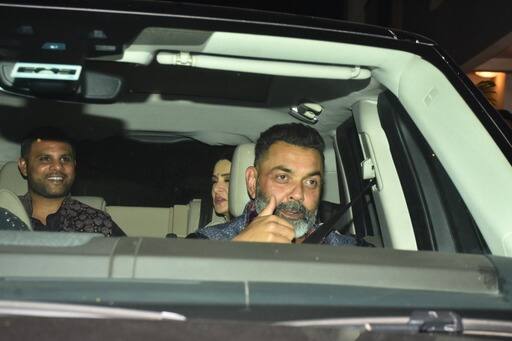 शाहरुख खान के इस बर्थडे बैश में इंडस्ट्री के भी कई बड़े सेलेब्स शामिल हुए थे. इस लिस्ट में बॉबी देओल का भी नाम है. जो फैमिली के साथ पहुंचे थे.