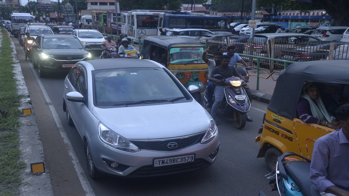 தொடர் விடுமுறை... தஞ்சையை குலுங்க விட்ட சுற்றுலாப்பயணிகள்: போக்குவரத்து நெரிசலால் திணறல்