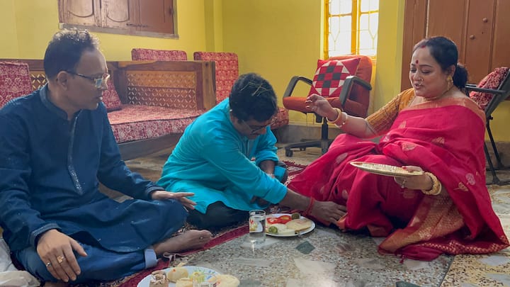 সেই দাদাকেও ভাইফোঁটা দিলেন অপরাজিতা। সঙ্গে ছিলেন তাঁর ভাইও।