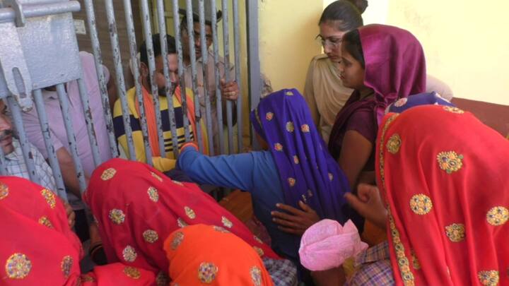 जहां बहनों ने अपने भाइयों के माथे पर टीका लगाकर उनकी दीर्घायु की कामना की. वहीं भाइयों ने अपनी बहनों को उपहार देकर उनकी रक्षा करने का वचन दिया. बस स्टैंड पर महिलाओं की काफी भीड़ देखने को मिली है.