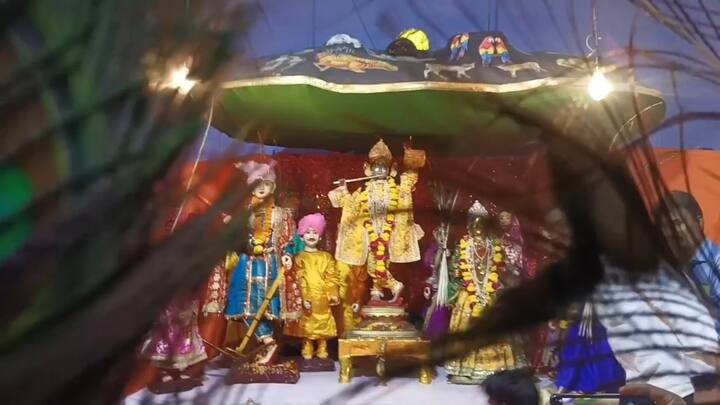 मेले के शुभारंभ से पहले भगवान कृष्ण और राधा जी की मूर्ति को रथ में सवार कर भव्य शोभायात्रा शहर में निकाली गई और उसके बाद मेला मंदिर में विधि विधान के साथ अनुष्ठान कर स्थापित किया गया.मंदिर में मुख्य पुजारी सहित अन्य पुरोहितों ने गोवर्धन पर्वत धारी श्री कृष्णा राधा और बलराम की प्रतिमाओं को स्थापित कराया.