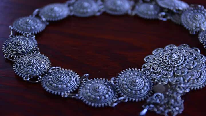 হয় সেই গয়না পরি না আমরা, নয়ত বা দোকানে গিয়ে পাল্টে আনি। কিন্তু রুপোর গয়না নিয়মিতর পরিষ্কার রাখলেই অনেক দিন চালানো সম্ভব। কী করে রুপোর গয়না পরিষ্কার করবেন জানুন।