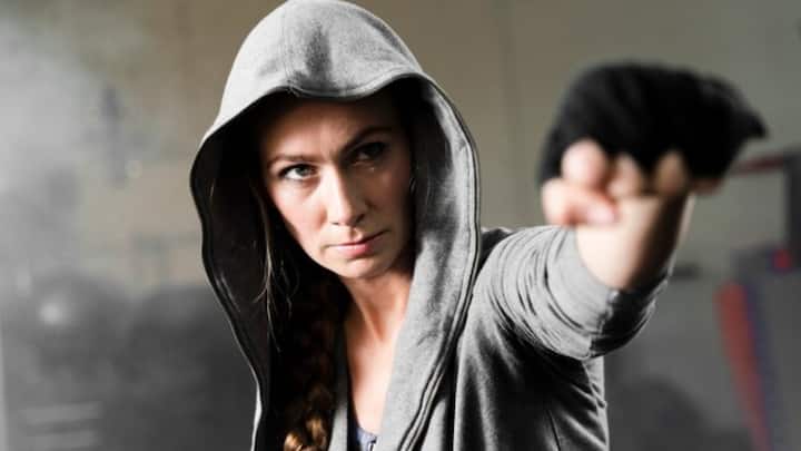 दरअसल, लड़के ने अपनी क्लासमेट को हेलो बोला तो गर्लफ्रेंड को ये बात इतनी चुभ गई कि उसने अपने 23 साल के बॉयफ्रेंड पर कई बार चाकू से वार किए.