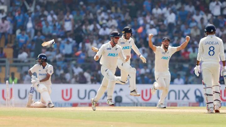 প্রথম দুই টেস্ট হেরে আগেই সিরিজ় খুইয়েছিল টিম ইন্ডিয়া। ওয়াংখেড়েতে নিউজ়িল্যান্ডের বিরুদ্ধে তৃতীয় টেস্টেও পরাজিত হতে হল ভারতকে।