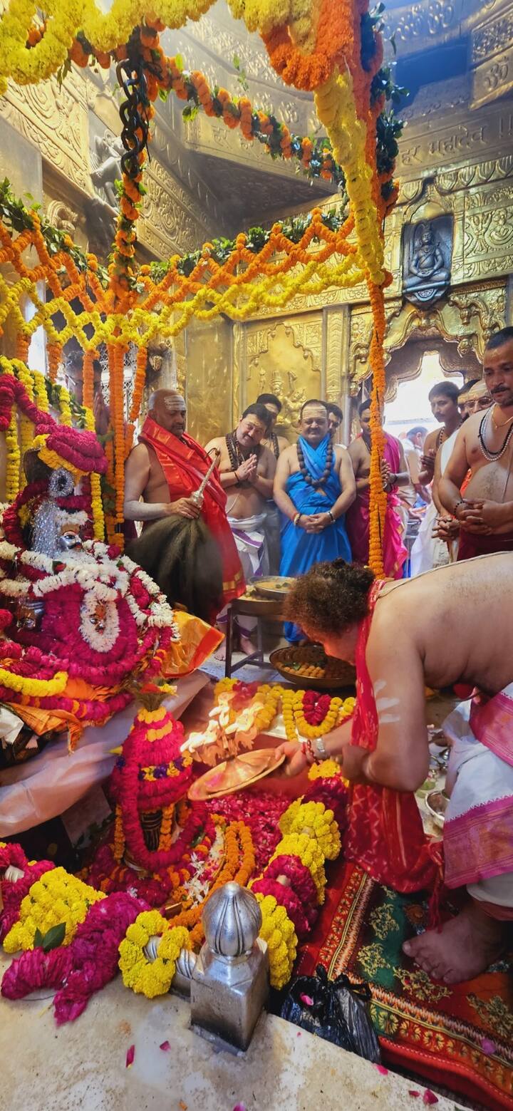 इस पर्व पर भगवान शंकर, मां गौरी, गणेश जी की पंचबदन रजत चल प्रतिमा की भव्य आरती भी की गई.