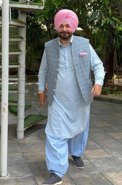 ਦਰਅਸਲ, ਡਾ: ਨਵਜੋਤ ਕੌਰ ਸਿੱਧੂ ਆਪਣੀ ਬੇਟੀ ਰਾਬੀਆ ਨਾਲ ਸਮੁੰਦਰੀ ਨਿਵਾਸ ਪਹੁੰਚੀ। ਜਿੱਥੇ ਉਨ੍ਹਾਂ ਅਮਰੀਕਾ ਵਿੱਚ ਭਾਰਤ ਦੇ ਸਾਬਕਾ ਰਾਜਦੂਤ ਅਤੇ ਅੰਮ੍ਰਿਤਸਰ ਤੋਂ ਭਾਜਪਾ ਦੇ ਲੋਕ ਸਭਾ ਉਮੀਦਵਾਰ ਤਰਨਜੀਤ ਸਿੰਘ ਸੰਧੂ ਨਾਲ ਮੁਲਾਕਾਤ ਕੀਤੀ। ਇਸ ਮੁਲਾਕਾਤ ਦੀਆਂ ਤਸਵੀਰਾਂ ਤਰਨਜੀਤ ਸਿੰਘ ਨੇ ਆਪਣੇ ਸੋਸ਼ਲ ਮੀਡੀਆ ਅਕਾਊਂਟ 'ਤੇ ਸ਼ੇਅਰ ਕੀਤੀਆਂ ਹਨ। ਇਸ ਪੋਸਟ ਦੇ ਨਾਲ ਉਨ੍ਹਾਂ ਲਿਖਿਆ- ਸਮੁੰਦਰੀ ਹਾਊਸ ਵਿਖੇ ਡਾ: ਨਵਜੋਤ ਕੌਰ ਸਿੱਧੂ ਨੂੰ ਮਿਲਣਾ ਅਤੇ ਅੰਮ੍ਰਿਤਸਰ ਨਾਲ ਸਬੰਧਤ ਵਿਕਾਸ ਮੁੱਦਿਆਂ 'ਤੇ ਚਰਚਾ ਕਰਨਾ ਇੱਕ ਸੁਖਦ ਅਨੁਭਵ ਰਿਹਾ।