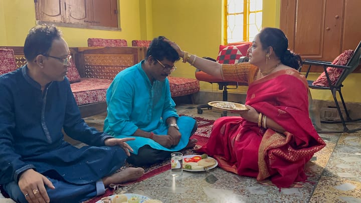 সদ্য বাড়িতে লক্ষ্মীপুজোর আয়োজন করেছিলেন অপরাজিতা। প্রত্যেক বারই তাঁর বাড়িতে ঘটা করে লক্ষ্মীপুজো হয়।