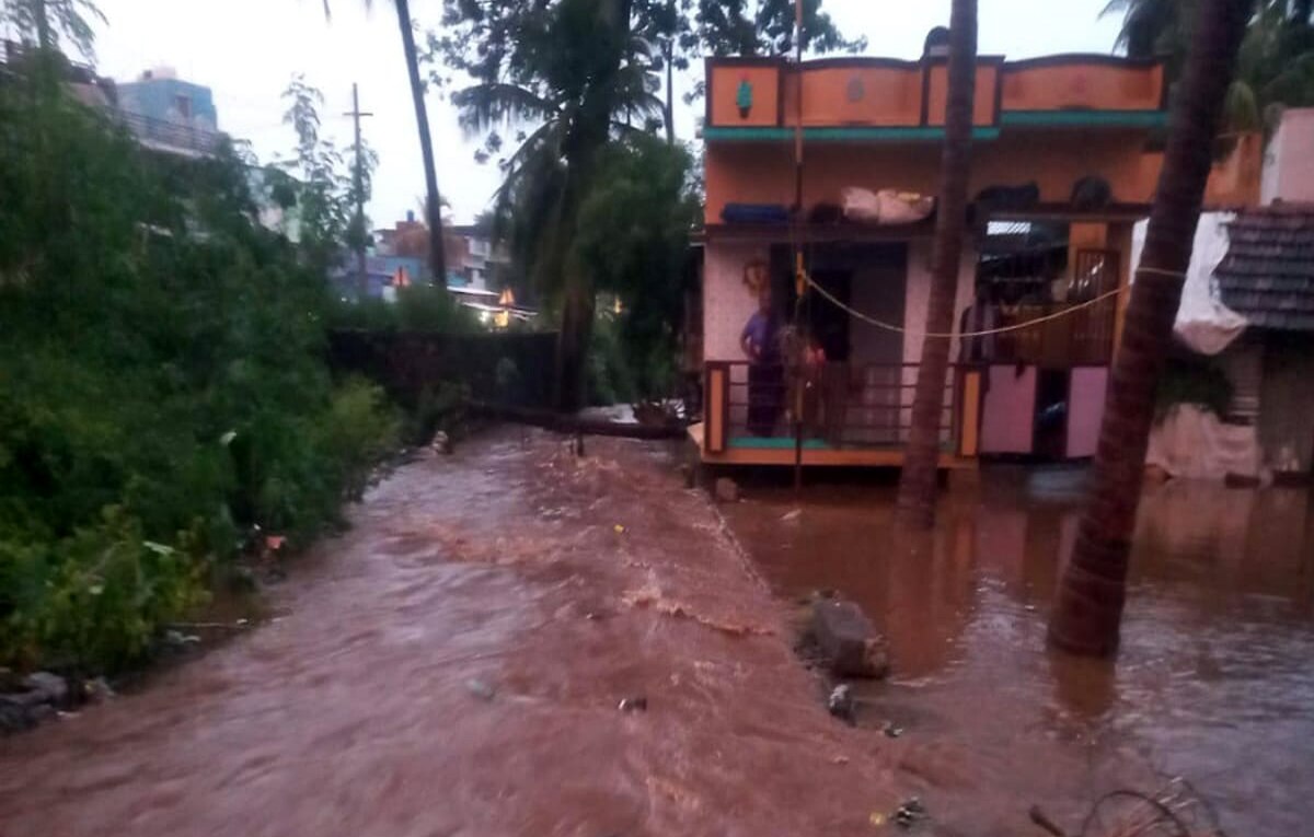 தேனி மாவட்டத்தில் வெளுத்து வாங்கிய கனமழையால்  பல்வேறு இடங்கள் நீரில் மூழ்கி சேதம்