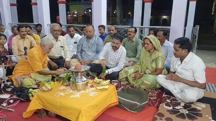 मेला मंदिर में स्थापित गोवर्धन पर्वतधारी भगवान कृष्ण संग राधा जी को स्थापित कर यजमान बने एमएलसी और विधायक ने विधि विधान के साथ पूजा अर्चना कर मेले की शुरुआत की है.इस मेले का धार्मिक के साथ-साथ ऐतिहासिक महत्व भी है. जिसे देखने और समझने के लिए हजारों की भीड़ यहां जुटती है.