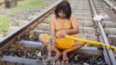 मथुरा: रेलवे ट्रैक पर शिवलिंग रखकर की पूजा, कथावाचक का वीडियो वायरल