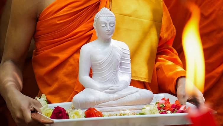 buddhism-basic-original-mantra-and-five-principles-updesh-of-gautam-buddha Buddhism: બૌદ્ધ ધર્મનો મૂળ મંત્ર શું છે? જાણો બુદ્ધના પાંચ સિદ્ધાંતો