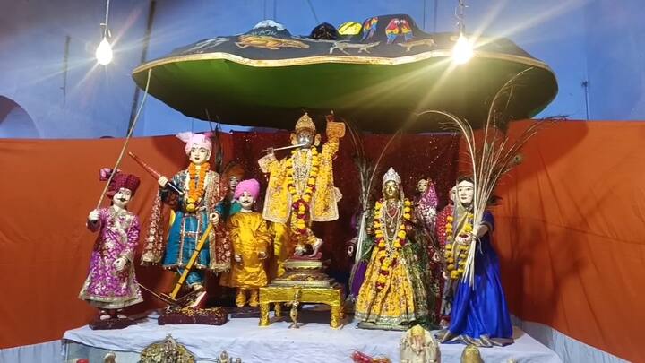 महोबा में 108 भगवान कृष्ण के मंदिरों को समेटे बुंदेलखंड के वृंदावन चरखारी में धार्मिक और ऐतिहासिक गोवर्धननाथ जू मेले का वैदिक मंत्रों के साथ शुभारंभ हो गया. 141 वर्ष पुराने एक माह तक चलने वाले इस सुप्रसिद्ध मेले में नगर पालिका द्वारा विभिन्न सांस्कृतिक और धार्मिक कार्यक्रम आयोजित कराएं जाएंगे.