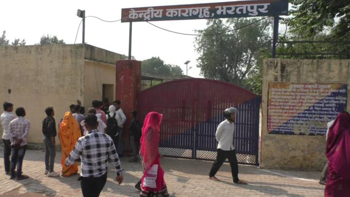 सेन्ट्रल जेल सेवर में भी बहनें अपने कैदी भाइयों को तिलक लगाने के लिए पहुंची. जहां उन्होंने मैन गेट पर बैठ कर बाहर से ही अपने भाइयों को तिलक लगाया. जहां जेल प्रशासन की तरफ से पूरा इंतजाम किया गया था.