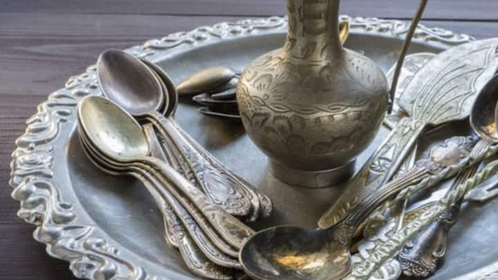 রুপোর গয়না হোক বা বাসন, পরিষ্কার করতে অ্যালুমিনিয়াম ফয়েল এবং ডিটারজেন্টের জুড়ি নেই। অ্যালুমিনিয়াম ফয়েলকে প্রথমে গরম জলে ফিজিয়ে রাখুন। এর পর এক চামচ লিক্যুইড ডিটারজেন্ট মিশিয়ে নিন। সেই জলে ফেলে দিন রুপোর গয়না, বাসনপত্র। কয়েক মিনিট রেখে ধুয়েমুছে নিলেই ঝকঝকে হয়ে যাবে।