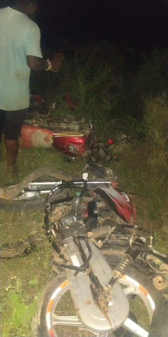 भरधाव वेगाने येणाऱ्या बोलेरो वाहनाने रस्त्याच्या कडेला उभे असलेल्या 3 मोटरसायकलींना चिरडले. (Image Credit-ABP)