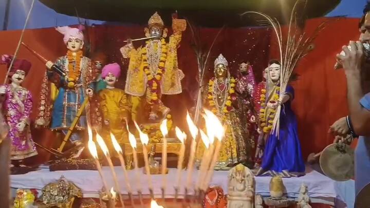 वर्ष 1883 में कृष्ण भक्त चरखारी रियासत के राजा मलखान जूदेव ने गोवर्धन मंदिर की स्थापना कर भगवान कृष्ण राधा की अष्टधातु की मूर्ति स्थापित की थी और तभी से इस मेले की शुरुआत की गई जो अब परम्परागत चला आ रहा है.