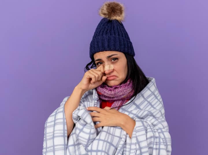 राइनोवायरस (Rhinovirus): रिसर्च के अनुसार, दुनियाभर में सर्दी के 50% मामलों के लिए राइनोवायरस जिम्मेदार है. इनकी वजह से सालभर लोग बीमार पड़ते हैं. इसके सबसे ज्यादा मामले पतझड़ और वसंत में एक्टिव होते हैं. यह स्कूलों और दफ्तरों जैसी भीड़भाड़ वाली जगहों पर बहुत अधिक फैलते हैं. इसके लक्षण काफी हल्के होते हैं. एक हफ्ते से लेकर 10 दिनों में इसके मरीज ठीक हो जाते हैं. यह वायरस कान में इंफेक्शन, साइनस इंफेक्शन या सांस लेने में समस्याएं पैदा करती है.
