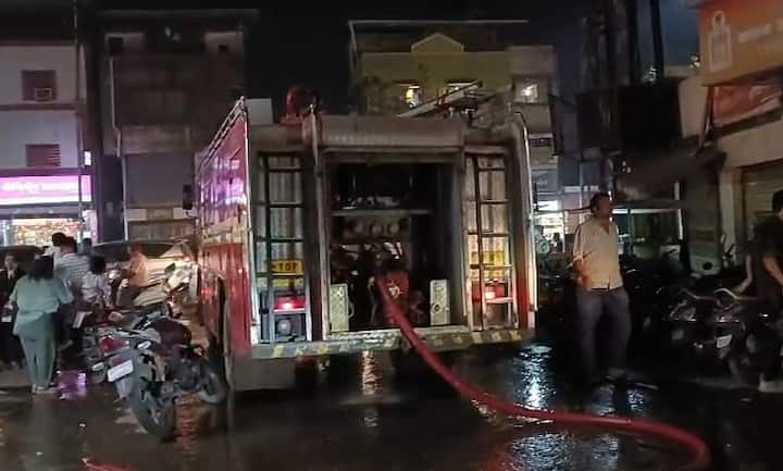 फटाक्यांच्या रॉकेटमुळे आग लागल्याची प्राथमिक माहिती समोर आली आहे.(Image Credit-ABP)