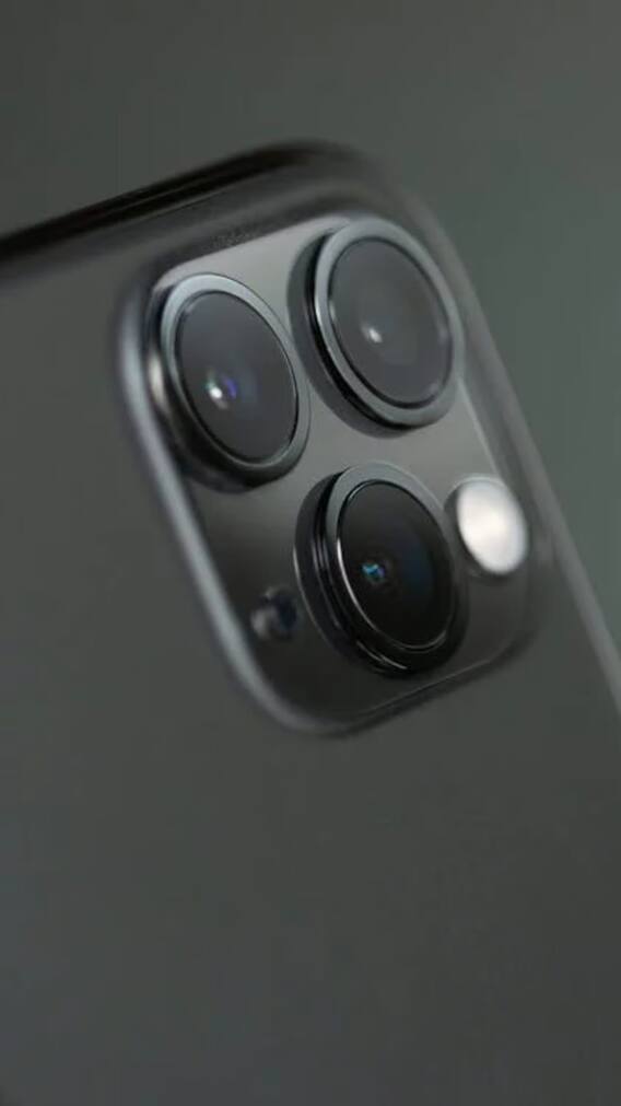 स्मार्टफोन में क्यों लगे होते हैं तीन कैमरे? जानें