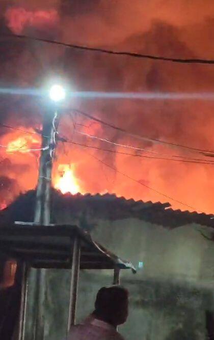 अग्नीशमन दलाच्या तीन गाड्या घटनास्थळी दाखल झाल्या होत्या. यानंतर आगीवर नियंत्रण मिळवण्यात आले. (Image Credit-ABP)