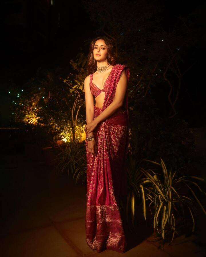 She paired the saree with a fitted, strappy blouse with a plunging neckline, perfectly matching the pleated theme of the saree and highlighting her shoulders.