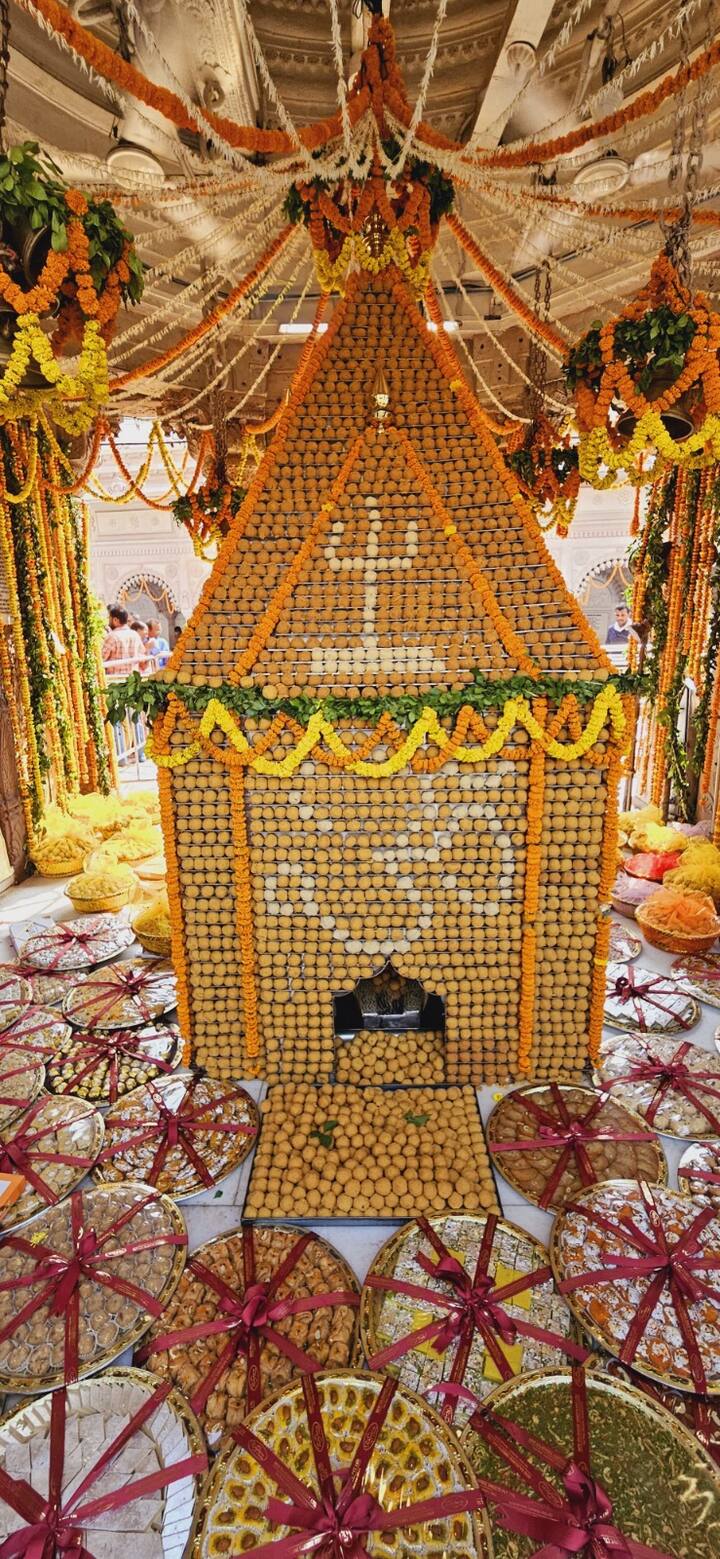 मध्यान्ह भोग में भगवान विश्वनाथ को विशिष्ट भोग लगाया गया.