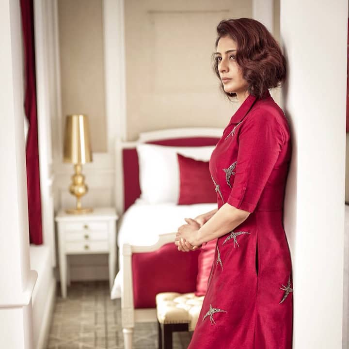 तब्बू हिंदी सिनेमा की दिग्गज एक्ट्रेस हैं. जो आज एक फिल्म के लिए 2 से 4 करोड़ रुपए चार्ज करती हैं.