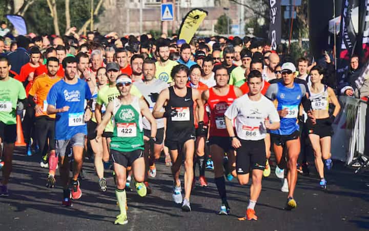 ਦੌੜਨ ਨਾਲ ਐਡਰੇਨਾਲੀਨ ਨਾਮਕ ਹਾਰਮੋਨ ਦਾ ਪੱਧਰ ਵਧਦਾ ਹੈ। ਇਹ ਹਾਰਮੋਨ ਸਰੀਰ ਨੂੰ ਊਰਜਾ ਪ੍ਰਦਾਨ ਕਰਦਾ ਹੈ ਅਤੇ ਦਿਲ ਦੀ ਧੜਕਣ ਨੂੰ ਵਧਾਉਣ ਵਿੱਚ ਮਦਦ ਕਰਦਾ ਹੈ।