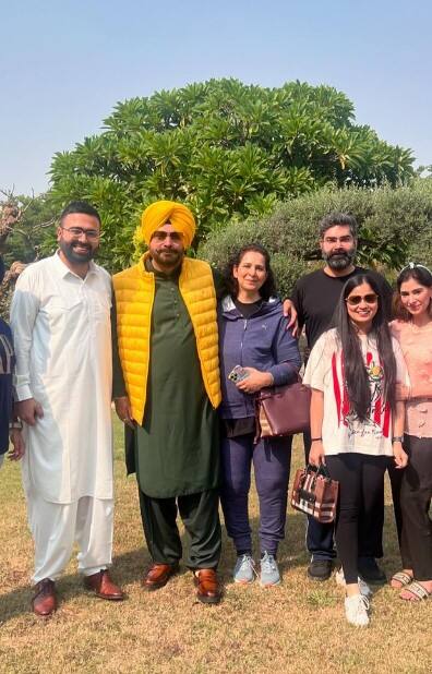 ਇਸ ਵਾਰ ਉਨ੍ਹਾਂ ਪਰਿਵਾਰ ਨਾਲ ਅੰਮ੍ਰਿਤਸਰ ਵਿੱਚ ਹੀ ਦੀਵਾਲੀ ਮਨਾਈ। ਦੱਸ ਦੇਈਏ ਕਿ ਸਿੱਧੂ ਲਗਾਤਾਰ ਸਿਆਸਤ ਤੋਂ ਦੂਰੀ ਬਣਾਏ ਹੋਏ ਹਨ। ਹਾਲਾਂਕਿ ਇਸ ਵਿਚਾਲੇ ਉਨ੍ਹਾਂ ਦੀ ਪਤਨੀ ਡਾ: ਨਵਜੋਤ ਕੌਰ ਭਾਜਪਾ ਆਗੂ ਤਰਨਜੀਤ ਸਿੰਘ ਸੰਧੂ ਨੂੰ ਮਿਲਣ ਪਹੁੰਚੇ। ਜਿਸ ਤੋਂ ਬਾਅਦ ਪੰਜਾਬ ਕਾਂਗਰਸ 'ਚ ਹਲਚਲ ਮੱਚ ਗਈ ਹੈ।